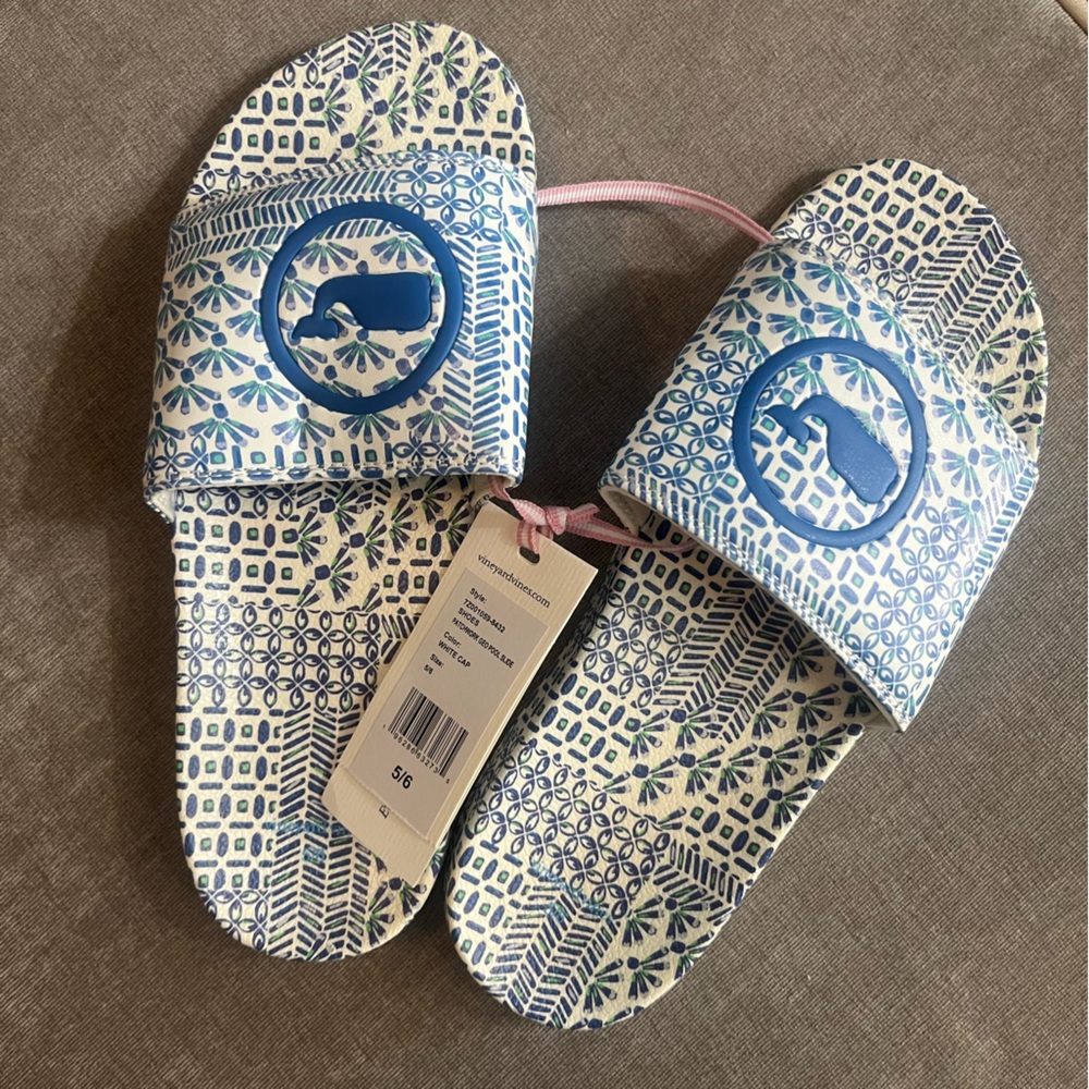 Vineyard Vines size 5/6 girl’s blue & white slides
